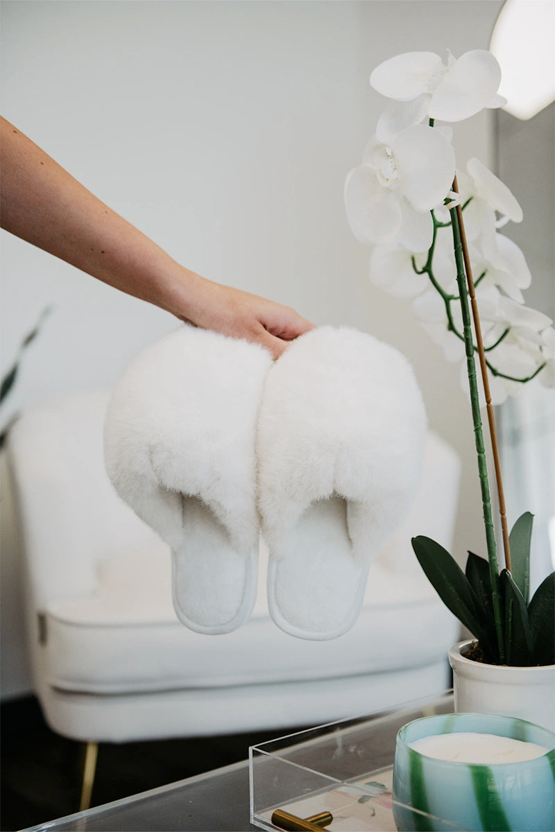 White Wholesale Faux Fur Jumbo Slippers